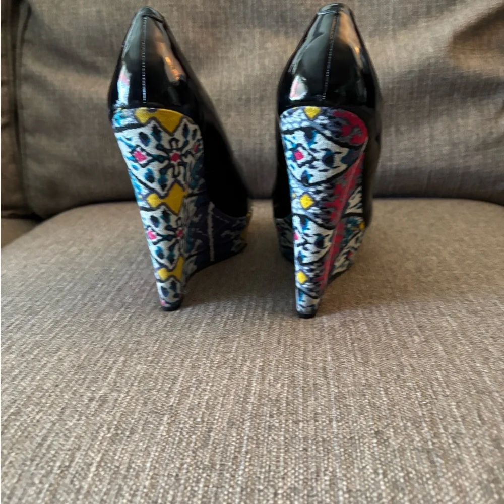 Steve Madden Black Wedges with Multicolor Pattern, Size 10 - Picture 5 of 9